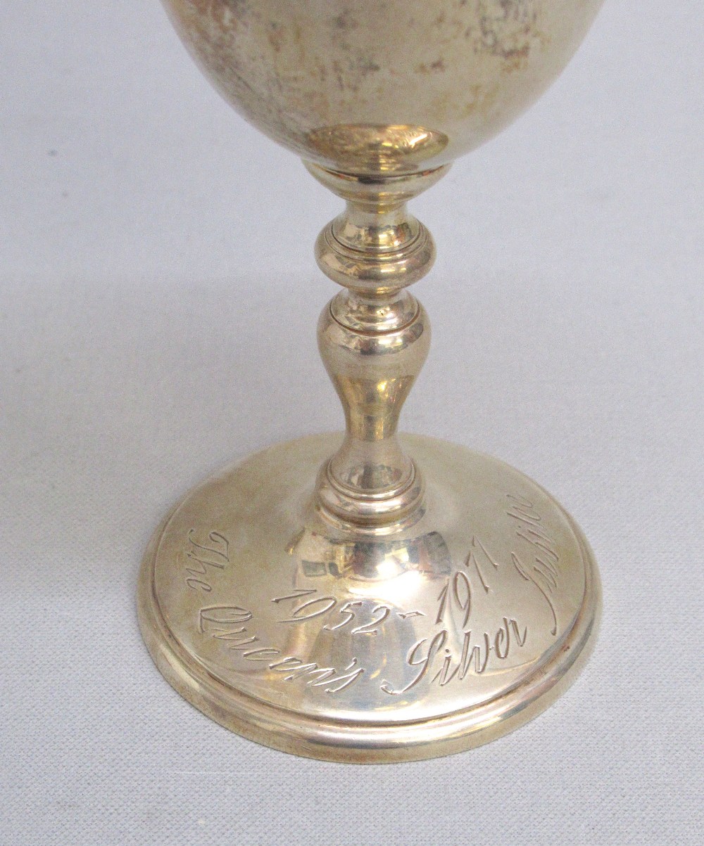 TWO LIMITED EDITION COMMEMMORATIVE SILVER GOBLETS "1952-1977 THE QUEEN'S SILVER JUBILEE" BY COURTMAN - Image 2 of 7