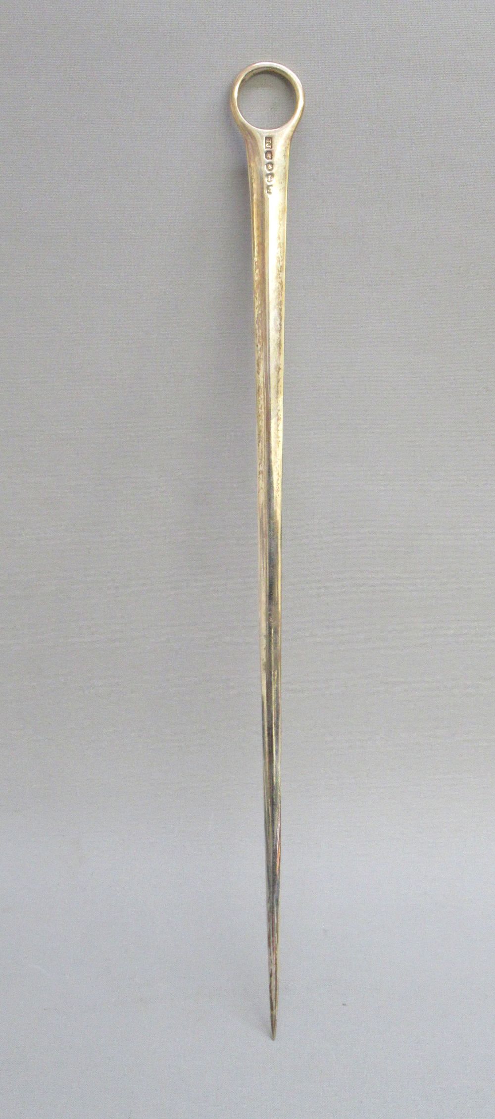 GEORGE III SILVER MEAT SKEWER BY THOMAS JAMES, LONDON, L: 38cm (72g)