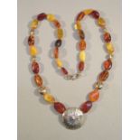A BEADED AMBER AND GOLD NECKLACE COMPRISING CLEAR ORANGE, BUTTERSCOTCH AND SCRAMBLED BEADS ETC,
