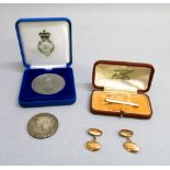 PAIR OF 15ct GOLD CUFFLINKS (11.2g), 9ct GOLD TIE PIN (1.9g), SILVER GEORGE III CROWN AND A