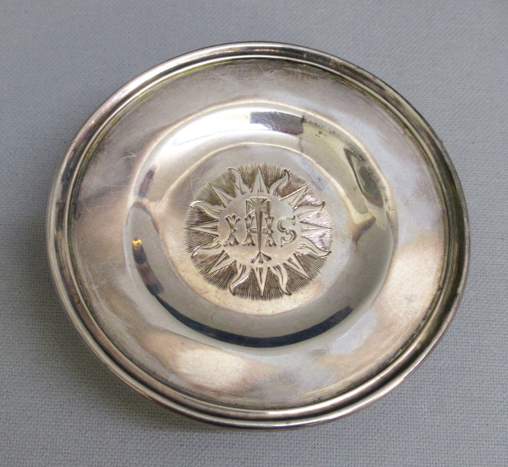 VICTORIAN SILVER TRAVELLING COMMUNION SET COMPRISING CHALLICE, PATEN AND WINE BOTTLE, ENGRAVED - Image 2 of 6