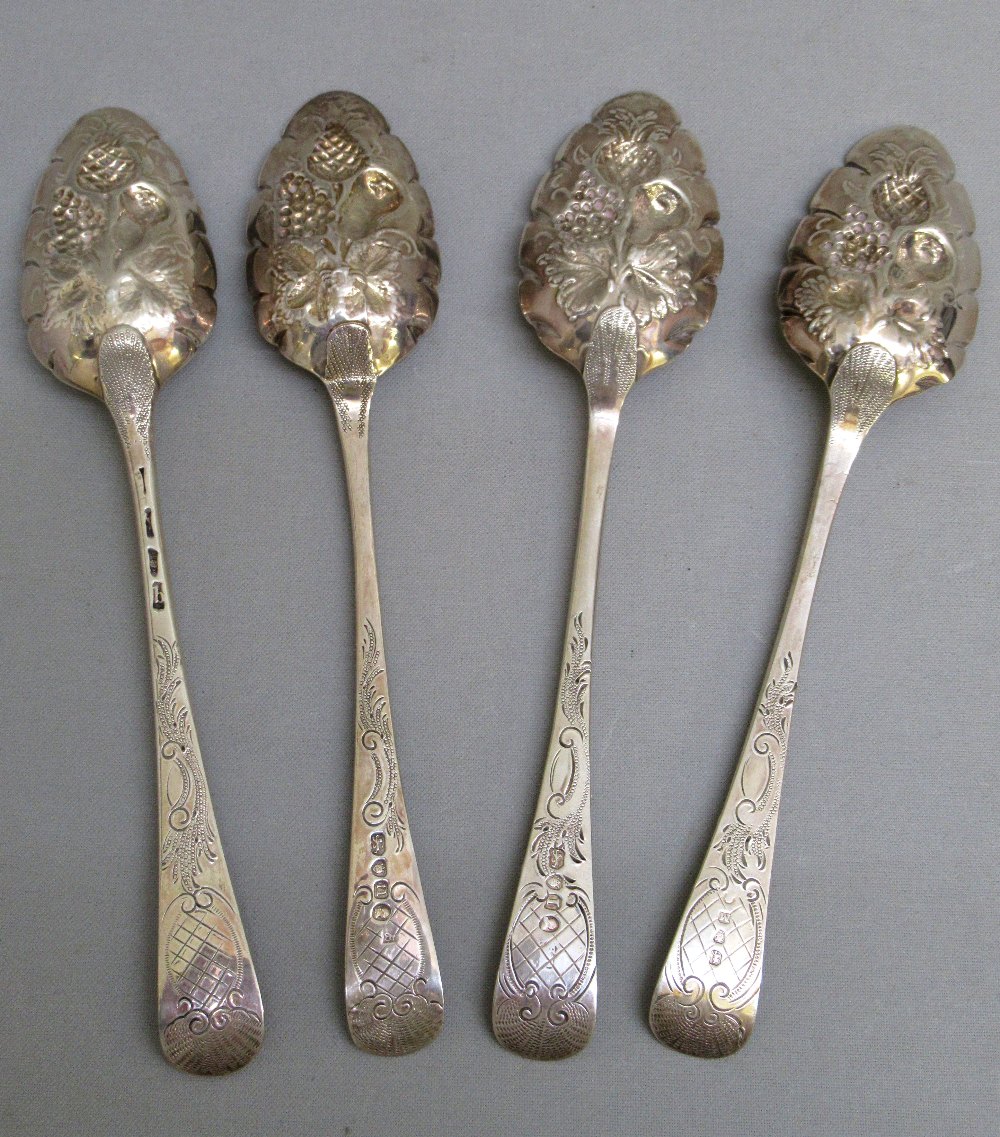 FOUR GEORGIAN SILVER GILT BERRY SPOONS (229g) - Image 2 of 2