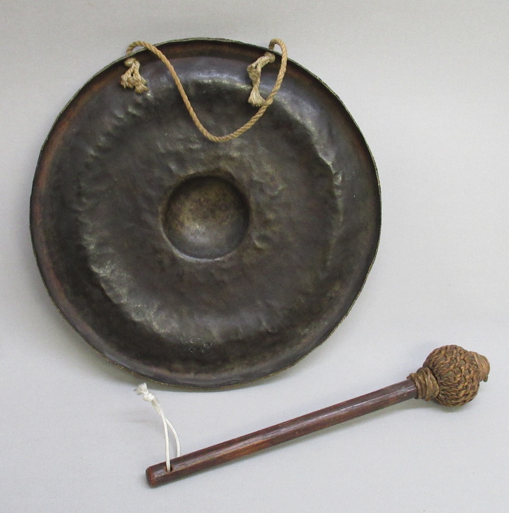 CHINESE BRONZED BRASS GONG WITH STAR DECORATION, WITH STRIKER (DIA: 24.5cm), CHINESE HEXAGONAL BRASS - Bild 3 aus 6