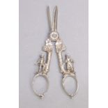 PAIR OF SILVER CAST GRAPE SCISSORS BY D J SILVER REPAIRS, LONDON, 1967, LENGTH 15.5cm (91g)