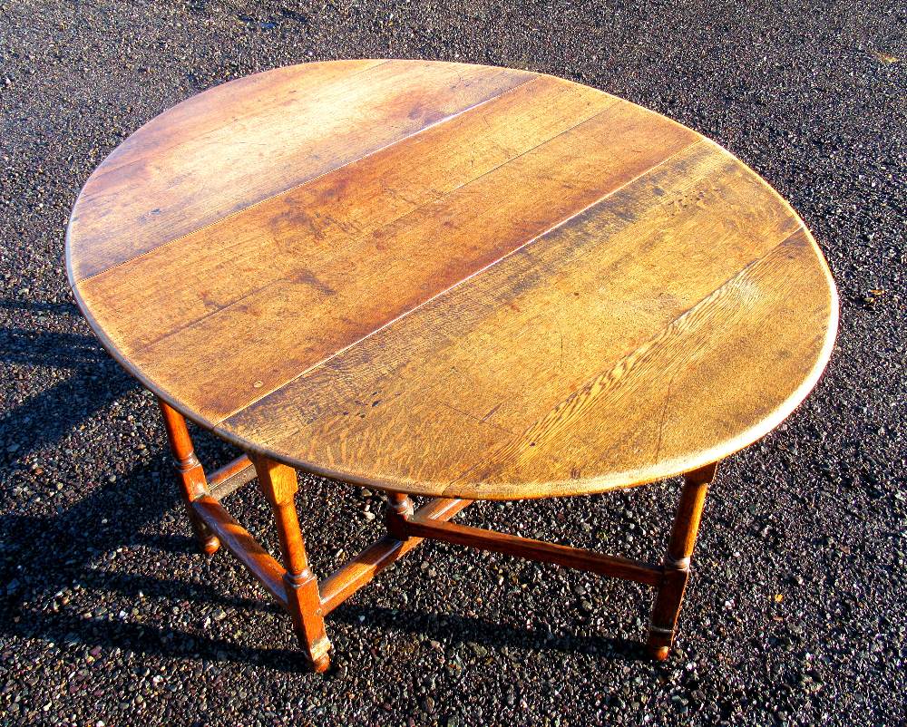 ANTIQUE OAK OVAL GATELEG TABLE WITH TWO LEAVES AND A LATER DRAWER, ON TURNED BALUSTER LEGS AND