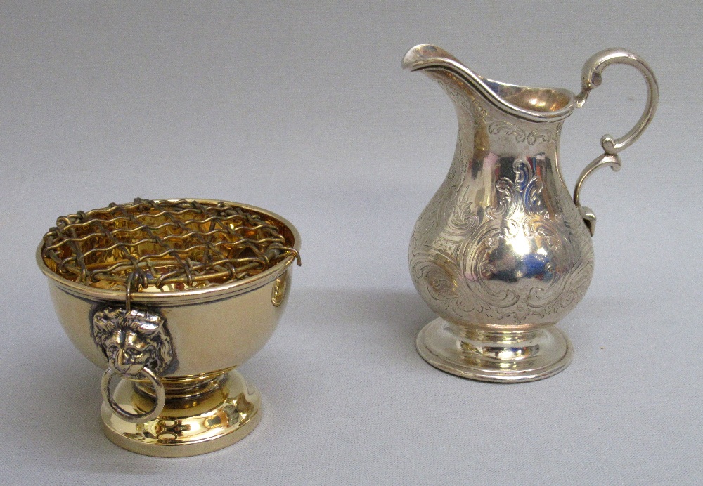 VICTORIAN SILVER CREAM JUG WITH SCROLL AND FOLIATE ENGRAVED DECORATION BY ARTHUR SIBLEY, LONDON 1859 - Image 4 of 5