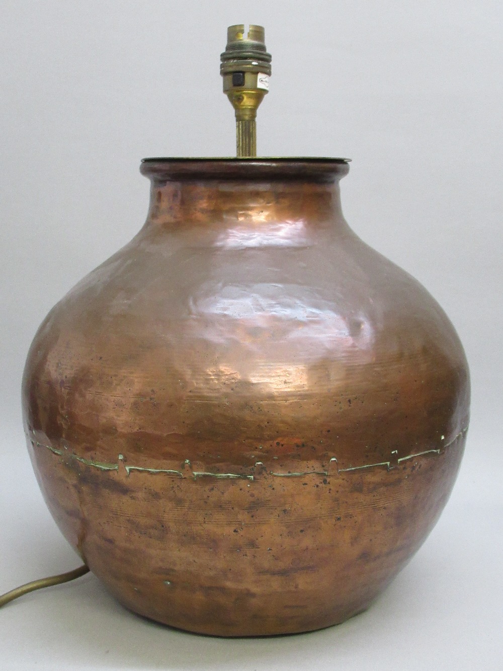 EQYPTIAN HAND BEATEN COPPER BEAN POT CONVERTED TO A TABLELAMP, RETAILED BY LIBERTY IN 1990'S (H: - Bild 2 aus 4