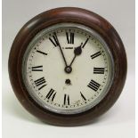 EDWARDIAN WALL TIMEPIECE WITH A CIRCULAR WHITE DIAL IN AN OAK CASE (D: 28cm) AND CLOCKMAKER'S
