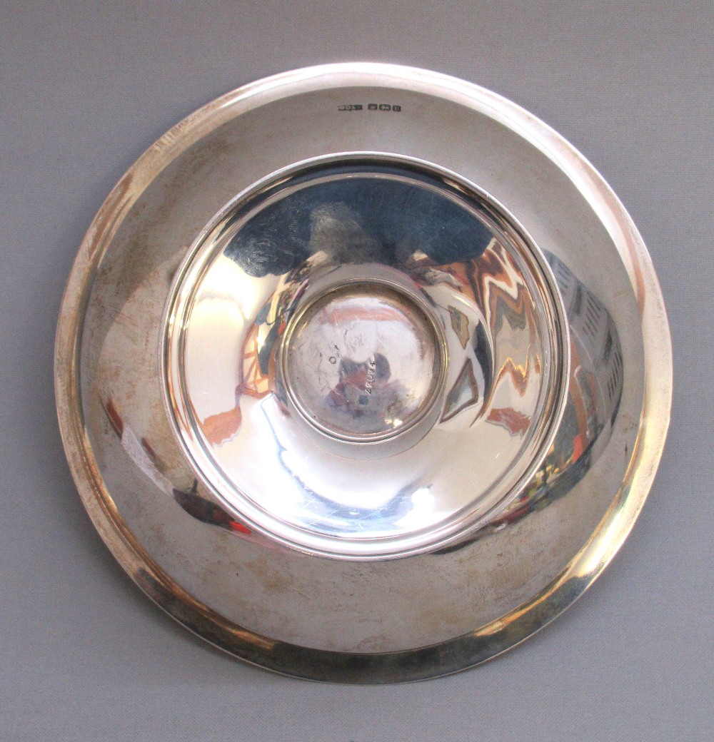 CIRCULAR SILVER BOWL WITH A GADROONED BORDER, ON A PEDESTAL FOOT BY JAMES DIXON & SON, SHEFFIELD - Image 4 of 5