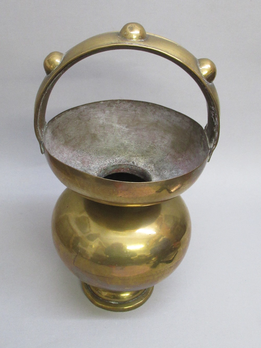 BRASS BALUSTER SHAPED VESSEL ON A SMALL PEDESTAL FOOT WITH HOOP HANDLE ORNAMENTED BY THREE APPLIED - Bild 2 aus 4
