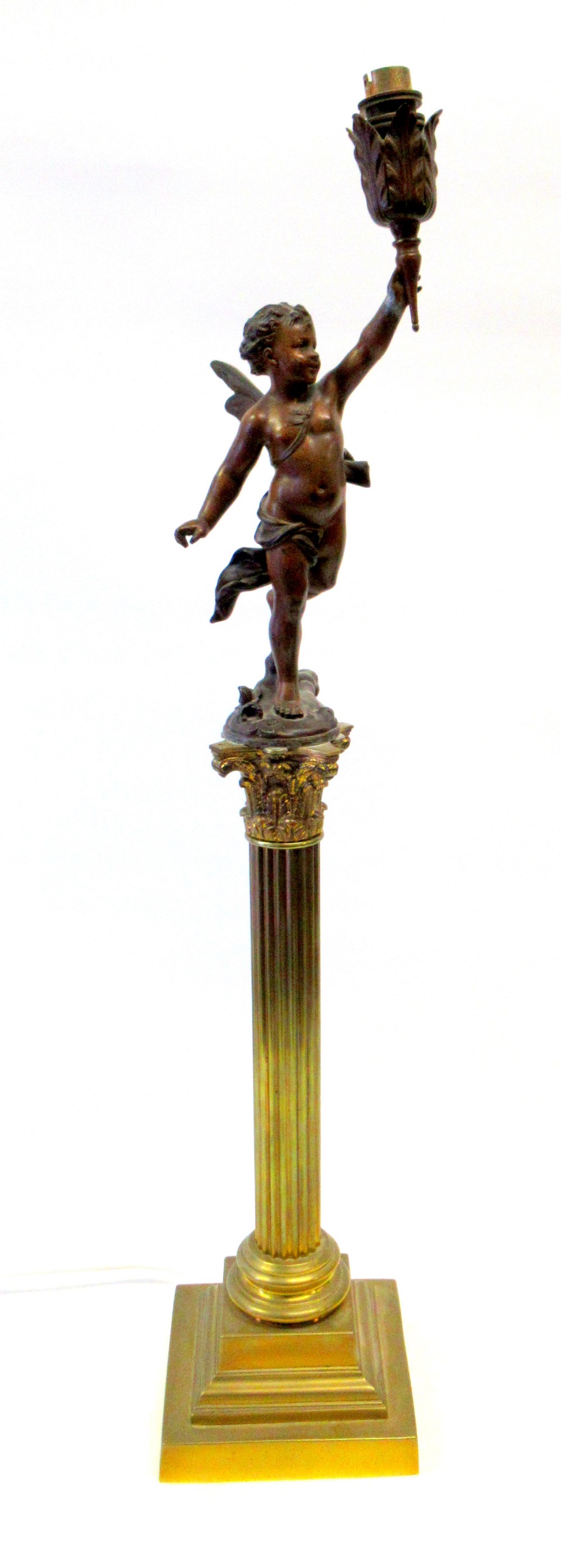 EDWARDIAN BRASS CORINTHIAN COLUMN TABLELAMP SURMOUNTED BY A CHERUB (H: 82cm) AND THREE SPELTER - Bild 5 aus 8