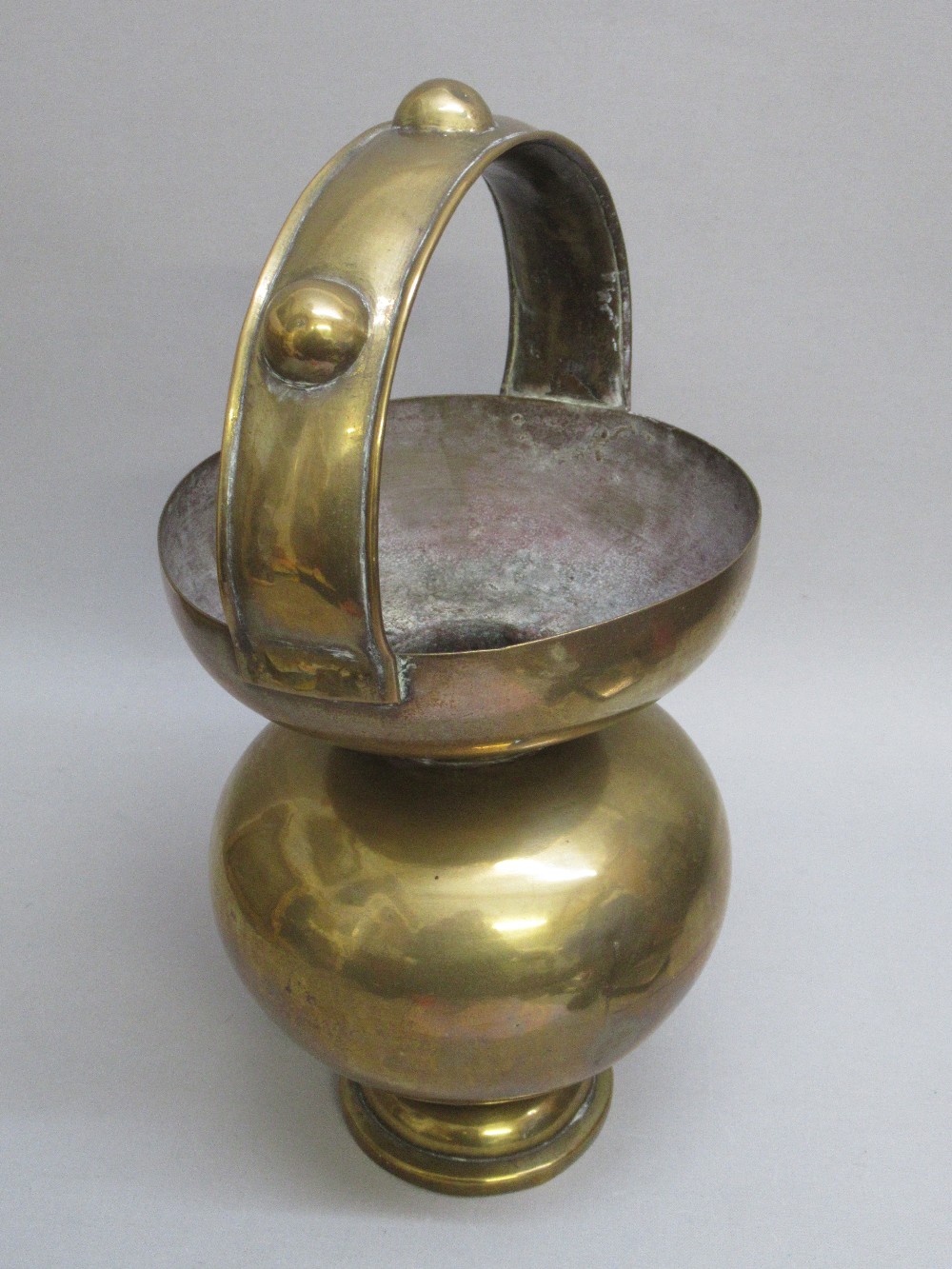 BRASS BALUSTER SHAPED VESSEL ON A SMALL PEDESTAL FOOT WITH HOOP HANDLE ORNAMENTED BY THREE APPLIED - Bild 3 aus 4