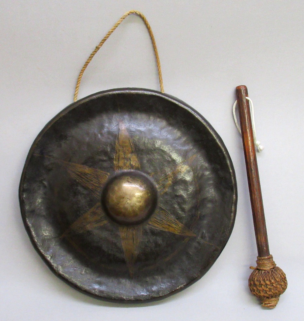 CHINESE BRONZED BRASS GONG WITH STAR DECORATION, WITH STRIKER (DIA: 24.5cm), CHINESE HEXAGONAL BRASS - Bild 2 aus 6