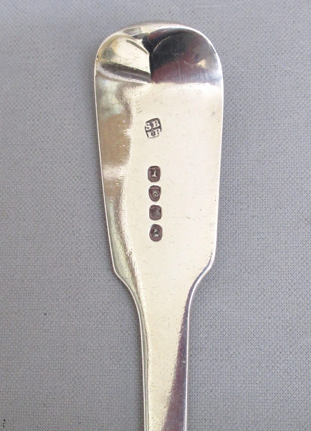 GEORGE III SILVER FISH SLICE, PIERCED AND DECORATED WITH A DESIGN DEPICTING A FISH, BY SARAH & - Image 4 of 4