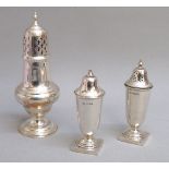 VICTORIAN SILVER SUGAR CASTER BY ATKIN BROTHERS, SHEFFIELD 1900 (H: 16.3cm) TOGETHER WITH A PAIR