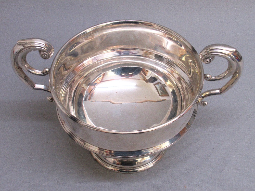 SILVER BOWL WITH SCROLL HANDLES ON A DOMED FOOT, MONOGRAM AND ENGRAVED DATE, BY JOSEPH GLOSTER - Image 2 of 5