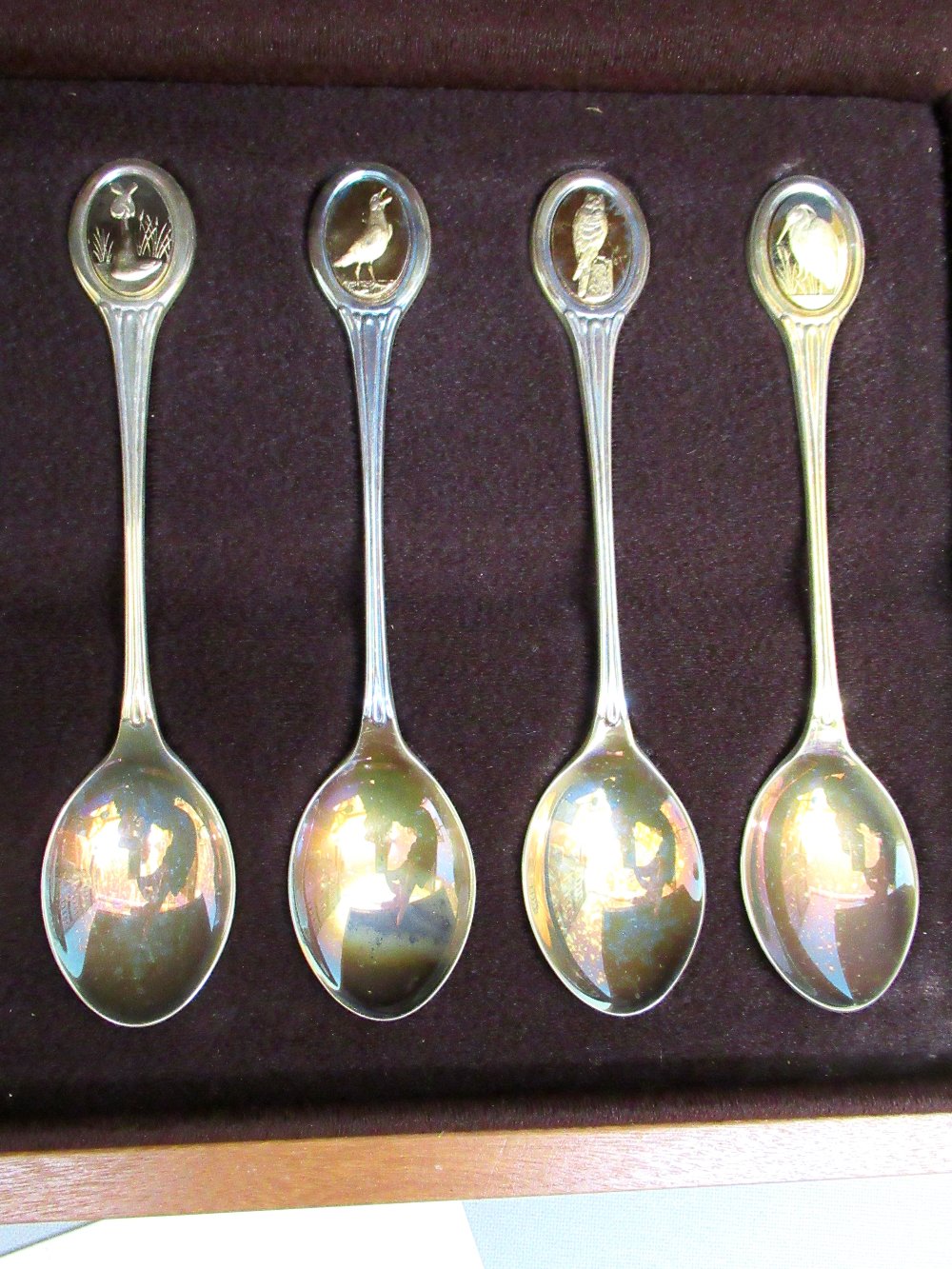 THE RSPB SILVER SPOON COLLECTION COMPRISING 12 SILVER SPOONS, EACH FINIAL WITH A GILT OVAL PANEL - Image 4 of 6