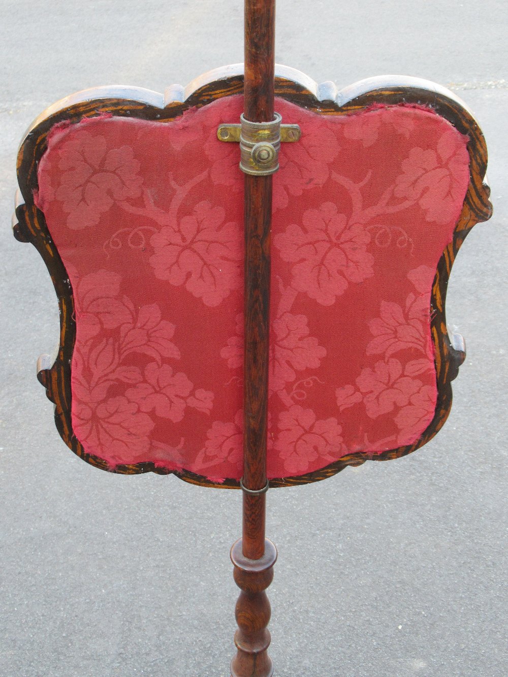 VICTORIAN ROSEWOOD POLESCREEN, THE GLAZED PANEL EMBROIDERED WITH THE ROYAL COAT OF ARMS (H: 150cm) - Bild 4 aus 4