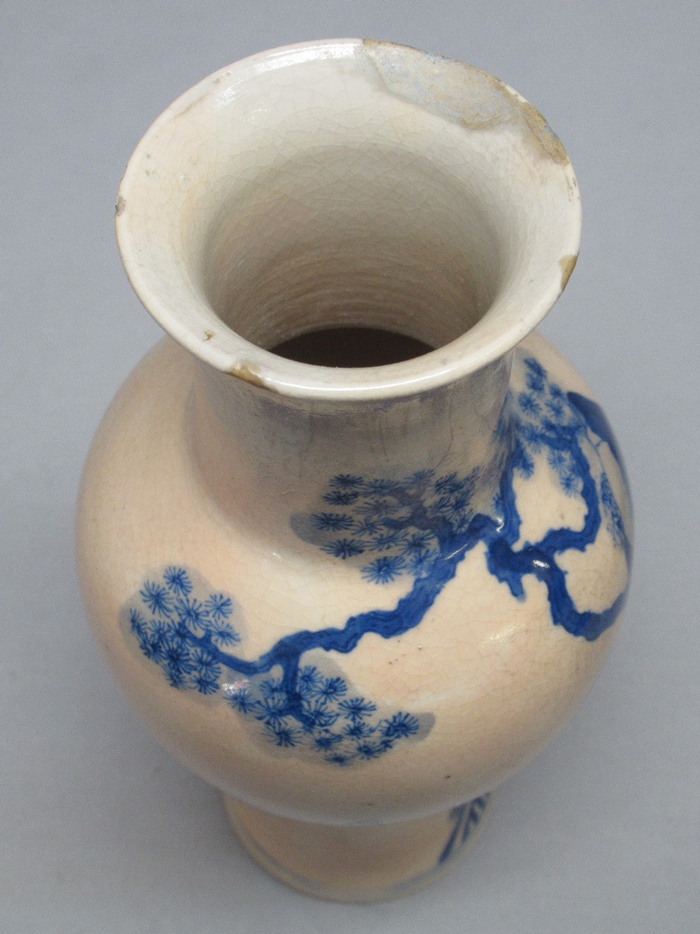 CHINESE CERAMIC BLUE AND WHITE BALUSTER VASE PAINTED WITH FIGURES IN A GARDEN, SIX CHARACTER MARK TO - Bild 6 aus 13