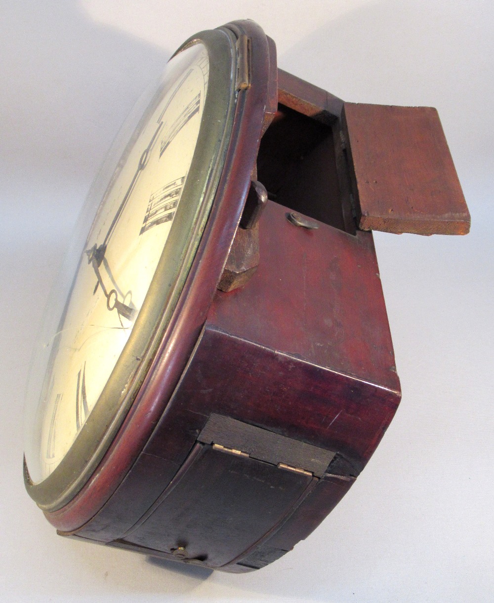 LATE VICTORIAN MAHOGANY FINISH CIRCULAR CASED WALL TIMEPIECE WITH BRASS SINGLE FUSEE MOVEMENT, - Bild 5 aus 8