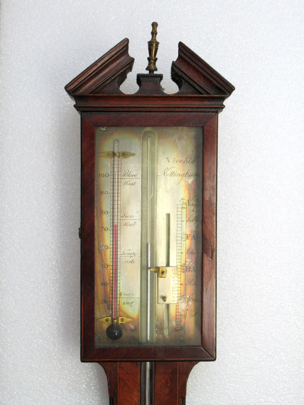 GEORGIAN MAHOGANY STICK BAROMETER WITH A BROKEN ARCH PEDIMENT ABOVE A GLAZED DOOR, THE SILVERED - Bild 3 aus 6