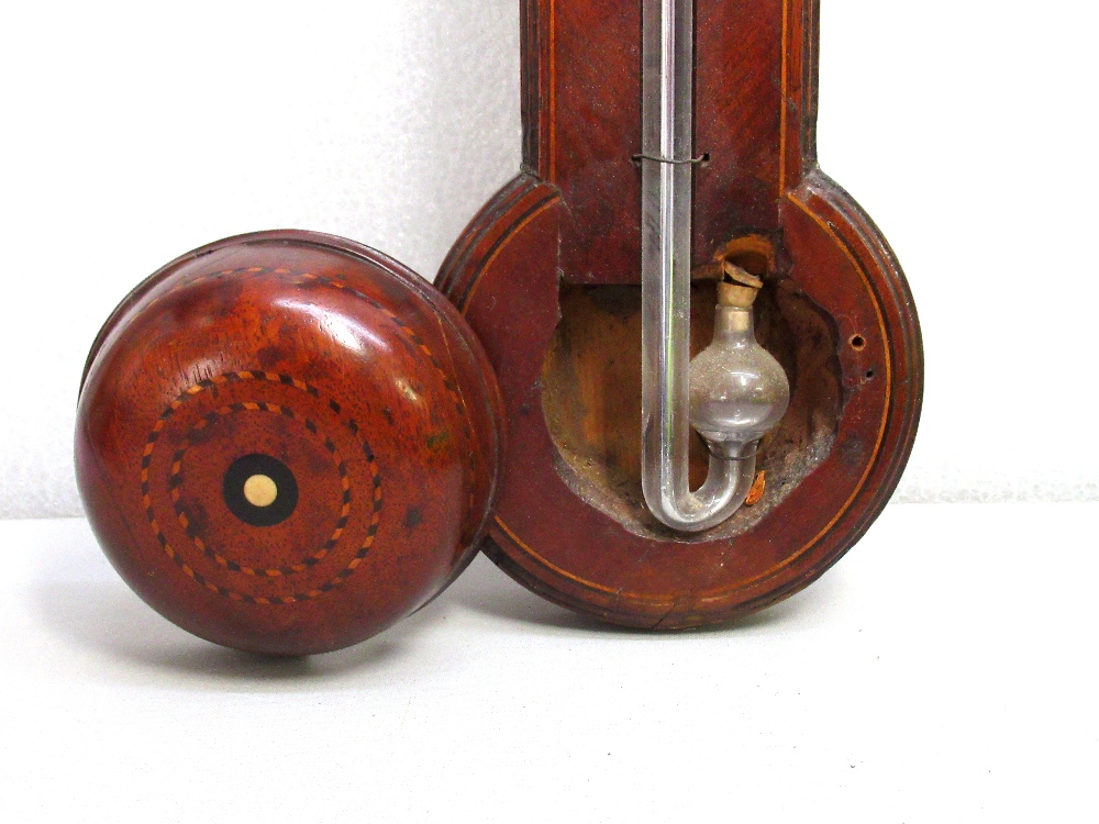 GEORGIAN MAHOGANY STICK BAROMETER WITH A BROKEN ARCH PEDIMENT ABOVE A GLAZED DOOR, THE SILVERED - Bild 4 aus 6