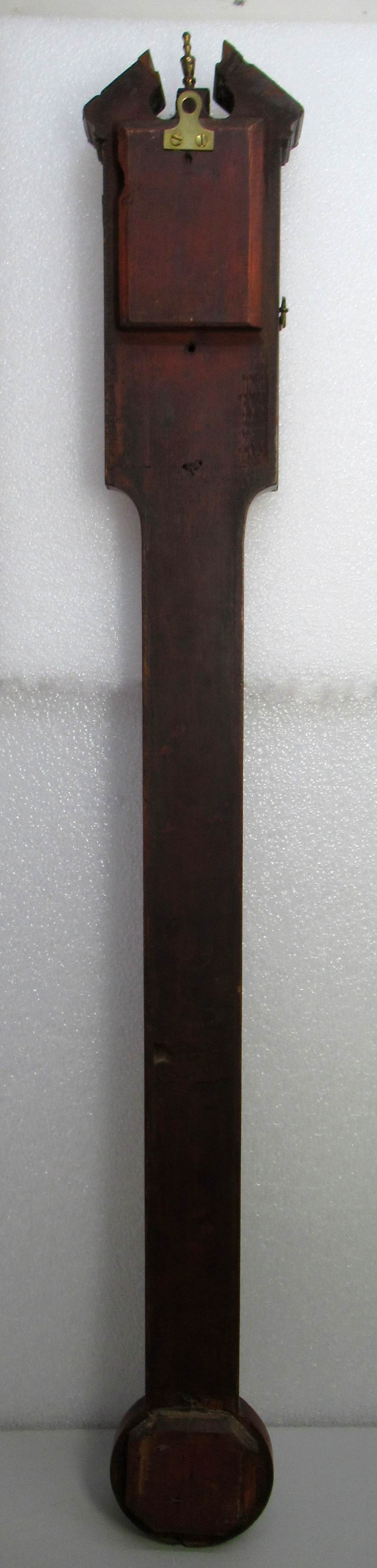 GEORGIAN MAHOGANY STICK BAROMETER WITH A BROKEN ARCH PEDIMENT ABOVE A GLAZED DOOR, THE SILVERED - Bild 5 aus 6