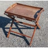 EDWARDIAN OAK BUTLER'S TRAY ON A WALNUT FOLDING STAND (TRAY 61cm x 44.5cm)