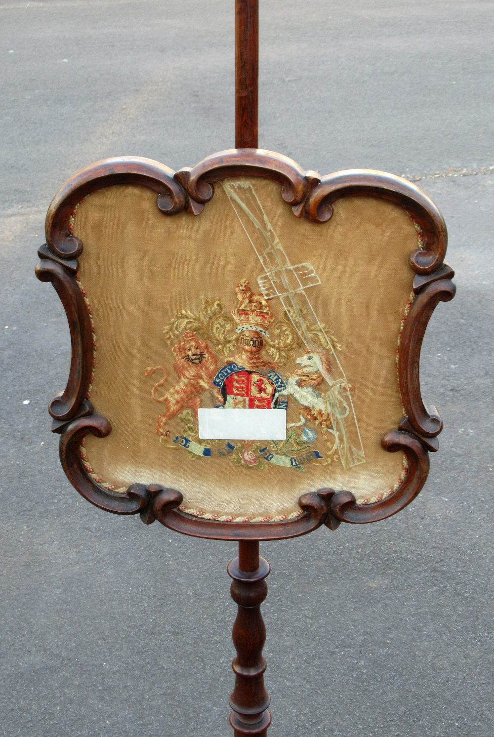 VICTORIAN ROSEWOOD POLESCREEN, THE GLAZED PANEL EMBROIDERED WITH THE ROYAL COAT OF ARMS (H: 150cm) - Bild 2 aus 4