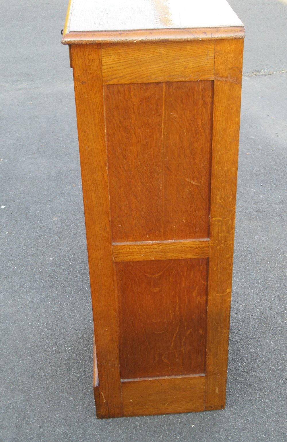 EARLY 20th CENTURY OAK PEDESTAL FILING CABINET WITH A TAMBOUR DOOR ENCLOSING NINE DRAWERS (H: - Bild 3 aus 7