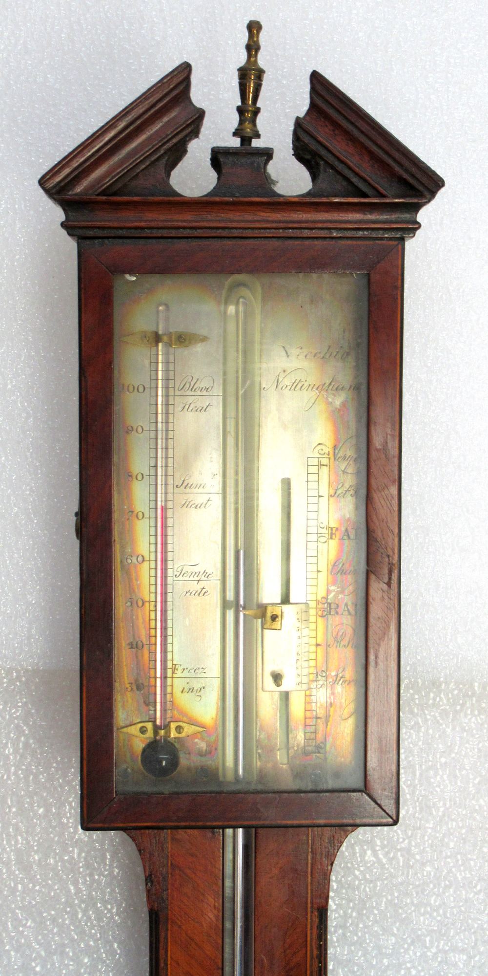 GEORGIAN MAHOGANY STICK BAROMETER WITH A BROKEN ARCH PEDIMENT ABOVE A GLAZED DOOR, THE SILVERED - Bild 2 aus 6