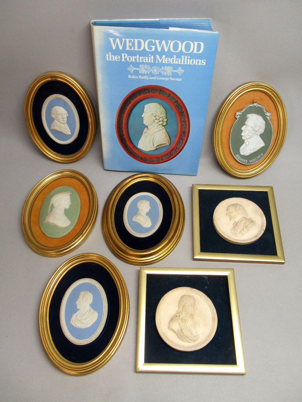 COLLECTION OF 22 WEDGWOOD JASPERWARE OVAL PLAQUES INCLUDING LORD DENNING (11cm x 8.3cm), IN GILT - Bild 4 aus 4