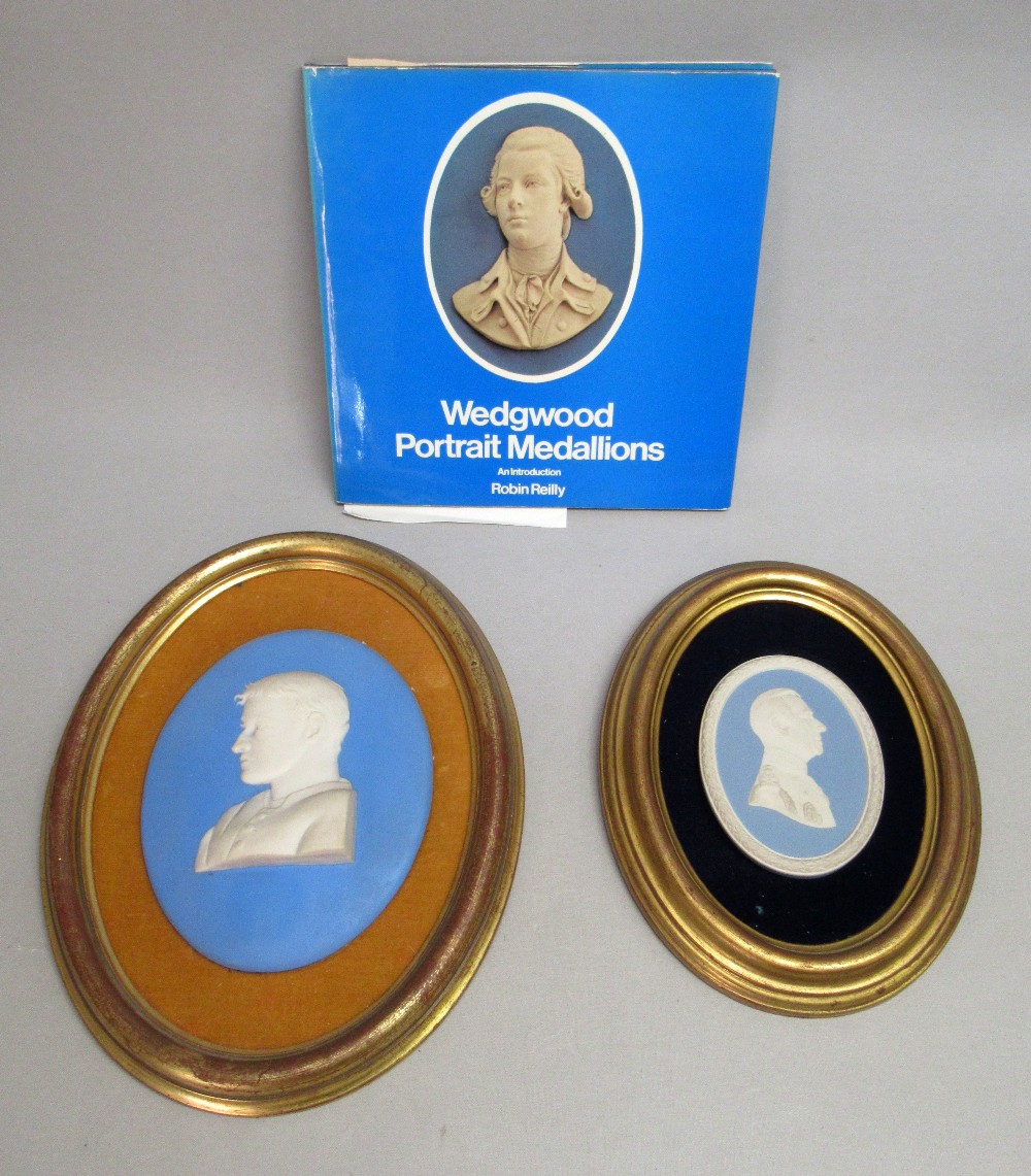 COLLECTION OF 22 WEDGWOOD JASPERWARE OVAL PLAQUES INCLUDING LORD DENNING (11cm x 8.3cm), IN GILT - Bild 3 aus 4