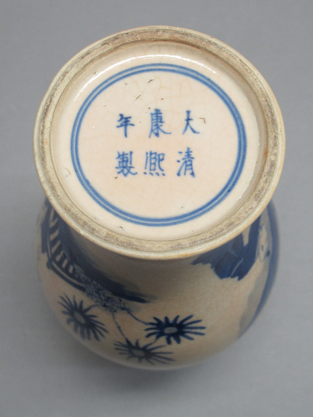 CHINESE CERAMIC BLUE AND WHITE BALUSTER VASE PAINTED WITH FIGURES IN A GARDEN, SIX CHARACTER MARK TO - Bild 7 aus 13