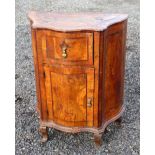 EARLY 19th CENTURY CONTINENTAL WALNUT SERPENTINE SHAPED COMMODE WITH INLAID STRINGING AND BANDING,