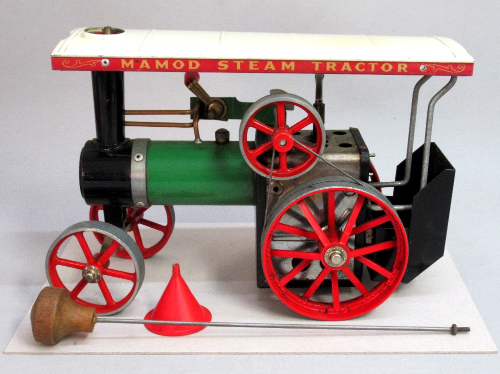 MAMOD STEAM TRACTION ENGINE TE1a WITH FIREBOX AND STEERING ROD, BOXED (17cm x 26.5cm OVERALL)