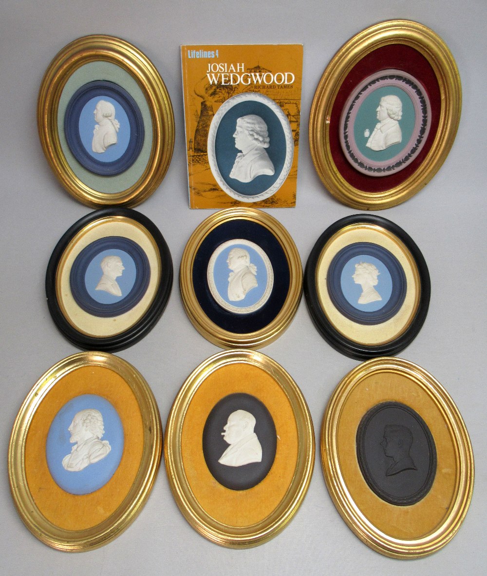 COLLECTION OF 22 WEDGWOOD JASPERWARE OVAL PLAQUES INCLUDING LORD DENNING (11cm x 8.3cm), IN GILT - Bild 2 aus 4