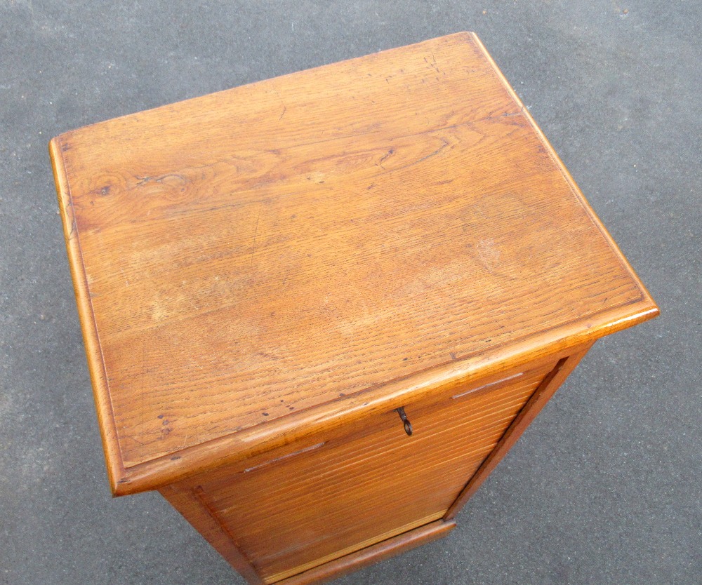 EARLY 20th CENTURY OAK PEDESTAL FILING CABINET WITH A TAMBOUR DOOR ENCLOSING NINE DRAWERS (H: - Bild 7 aus 7