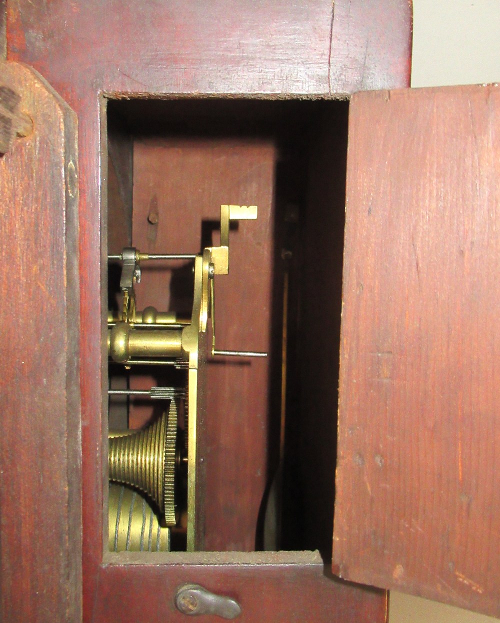 LATE VICTORIAN MAHOGANY FINISH CIRCULAR CASED WALL TIMEPIECE WITH BRASS SINGLE FUSEE MOVEMENT, - Bild 2 aus 8