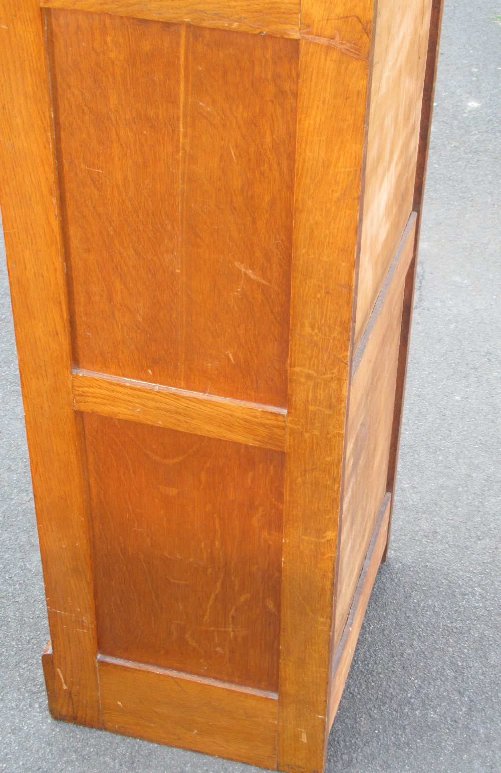 EARLY 20th CENTURY OAK PEDESTAL FILING CABINET WITH A TAMBOUR DOOR ENCLOSING NINE DRAWERS (H: - Bild 2 aus 7