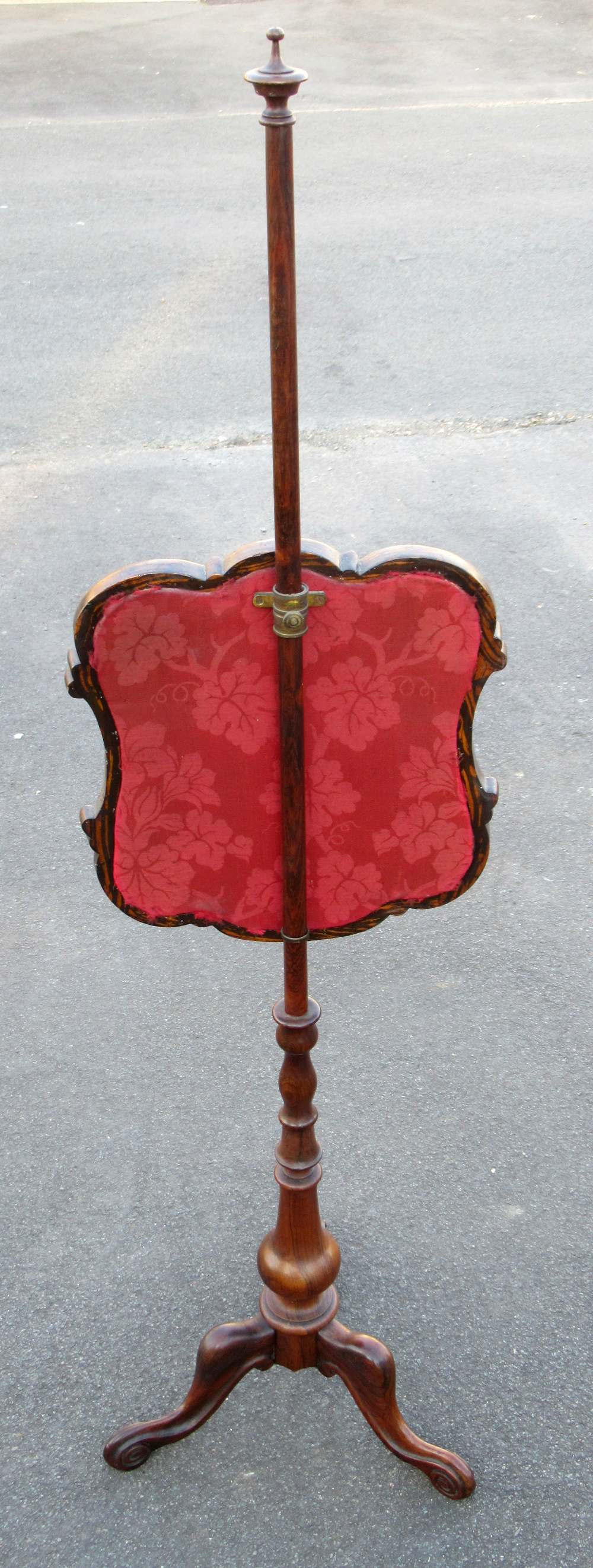 VICTORIAN ROSEWOOD POLESCREEN, THE GLAZED PANEL EMBROIDERED WITH THE ROYAL COAT OF ARMS (H: 150cm) - Bild 3 aus 4