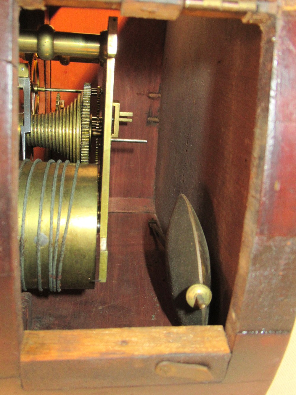 LATE VICTORIAN MAHOGANY FINISH CIRCULAR CASED WALL TIMEPIECE WITH BRASS SINGLE FUSEE MOVEMENT, - Bild 6 aus 8