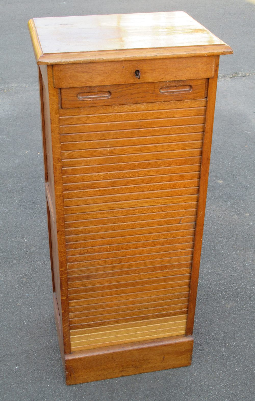 EARLY 20th CENTURY OAK PEDESTAL FILING CABINET WITH A TAMBOUR DOOR ENCLOSING NINE DRAWERS (H: - Bild 6 aus 7