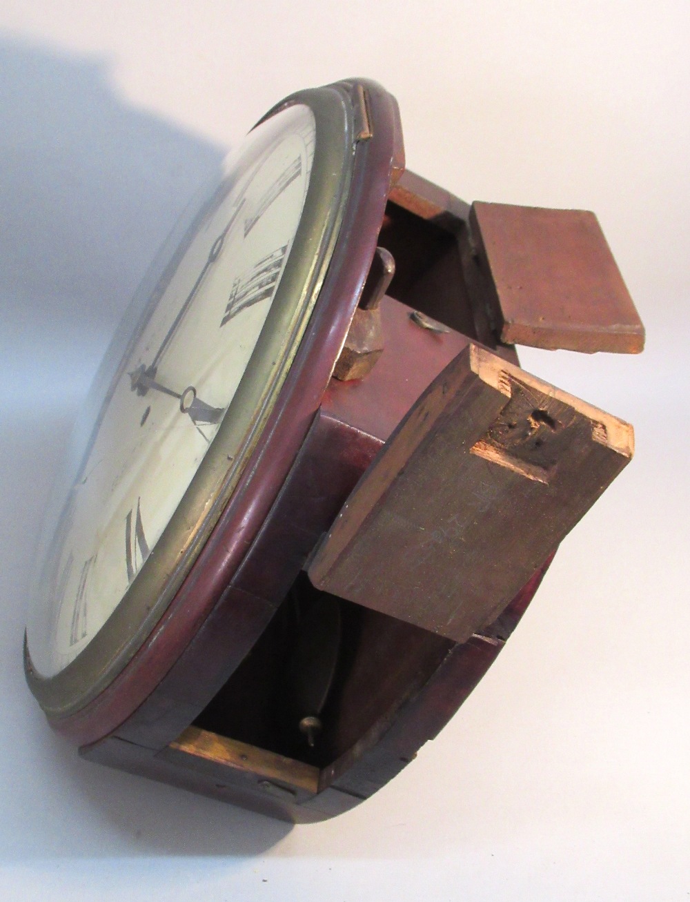 LATE VICTORIAN MAHOGANY FINISH CIRCULAR CASED WALL TIMEPIECE WITH BRASS SINGLE FUSEE MOVEMENT, - Bild 7 aus 8