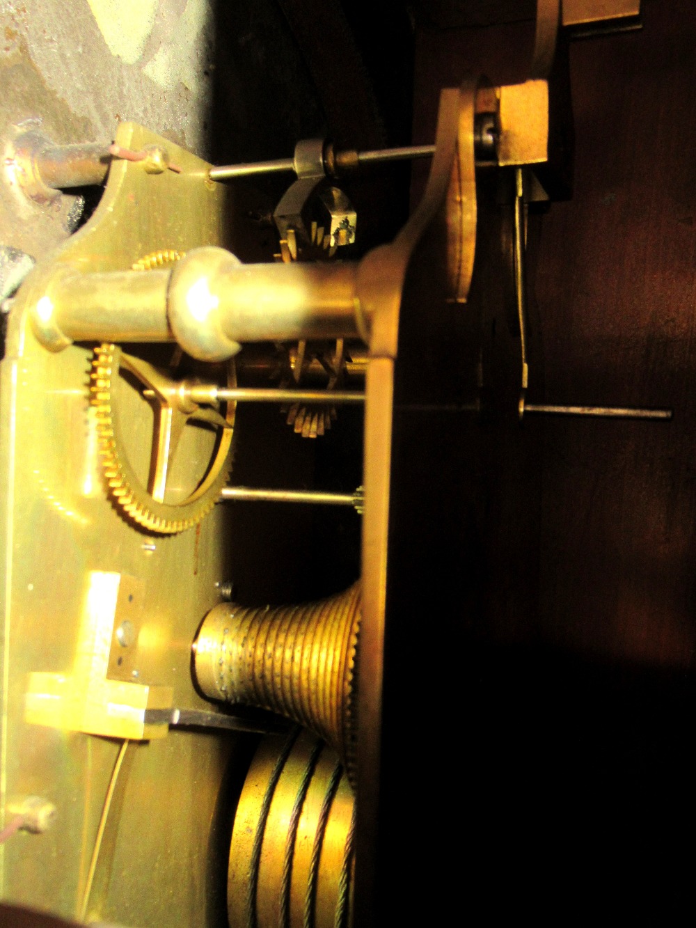 LATE VICTORIAN MAHOGANY FINISH CIRCULAR CASED WALL TIMEPIECE WITH BRASS SINGLE FUSEE MOVEMENT, - Bild 4 aus 8