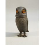 VICTORIAN BRITANNIA METAL PEPPERETTE IN THE FORM OF AN OWL WITH COLOURED GLASS EYES (H: 8cm)