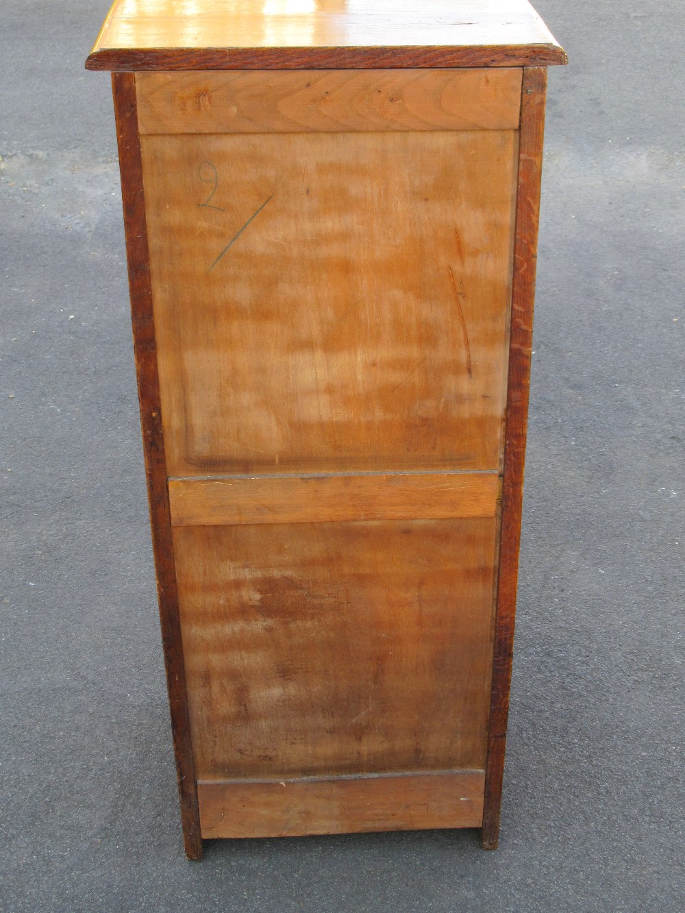 EARLY 20th CENTURY OAK PEDESTAL FILING CABINET WITH A TAMBOUR DOOR ENCLOSING NINE DRAWERS (H: - Bild 4 aus 7