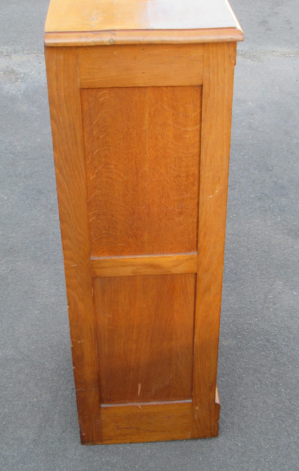 EARLY 20th CENTURY OAK PEDESTAL FILING CABINET WITH A TAMBOUR DOOR ENCLOSING NINE DRAWERS (H: - Bild 5 aus 7