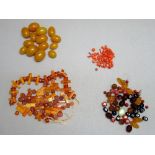 A COLLECTION OF AMBER BEADS (44g), AMBER COLOURED BEADS, CORAL AND GLASS BEADS [A LOT]