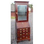 18th CENTURY MAHOGANY BUREAU BOOKCASE OF SMALL PROPORTIONS WITH A MOULDED CORNICE, MIRRORED DOOR